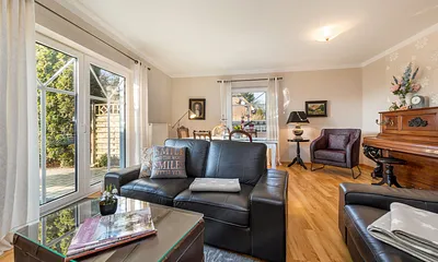 Hier der Austritt zur möblierten Südterrasse.