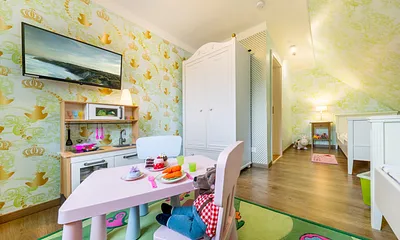 Die Kinderküche ist komplett ausgestattet. TV ist vorhanden.