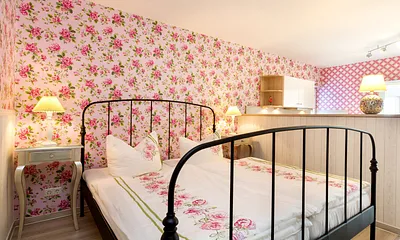 Das Elternbett (180x200) im Wohnzimmer.