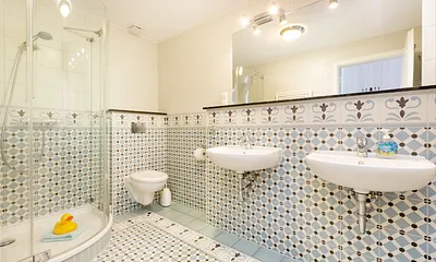 Das schöne Bad hat Dusche, WC, Fön und 2 Waschbecken.