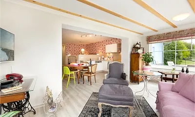 Der Blick vom Wohnbereich zur Küchenzeile.