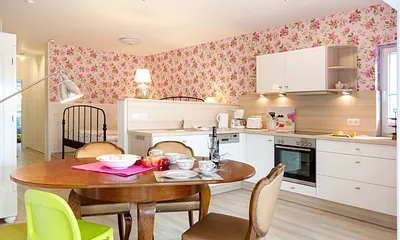 Die Küchenzeile ist ausgestattet mit Geschirrspüler ...