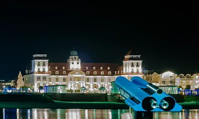 Binzer Kurhaus bei Nacht, von der Seebrücke aus gesehen