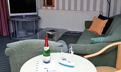 Wohnbereich 1 mit Flachbildfernseher in HD und kl. Wintergarten