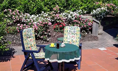 Geräumige Terrasse mit großem Tisch, Stühle und einem Wäschetrockenständer. Grillmöglichkeit nach Absprache mit dem Vermieter.