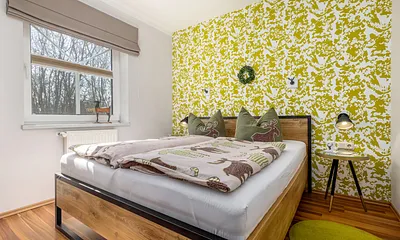 Das Elternschlafzimmer mit Doppelbett, Verdunkelung an den Fenstern ...