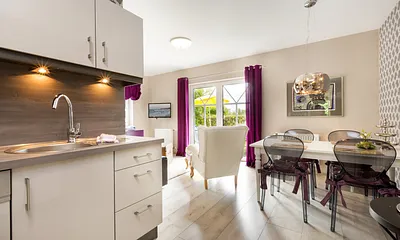 Die möblierte Südterrasse ist vom Wohnzimmer zu betreten.