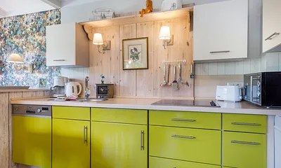 ... Ceranfeld, Kaffeemaschine, Wasserkocher und Toaster.