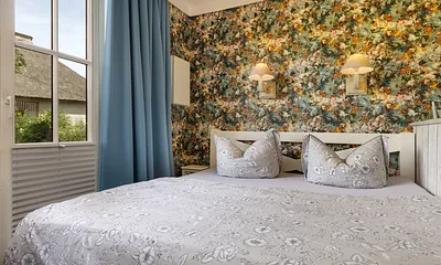 Das Doppelbett im Wohnraum.