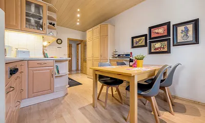 Der komfortable Eßplatz in der Küche.