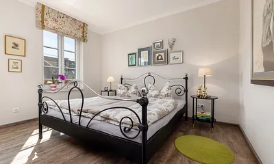 Das große Elternschlafzimmer mit Doppelbett ...