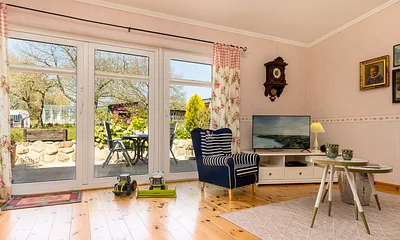 Das Wohnzimmer mit Austritt zur großen Terrasse.