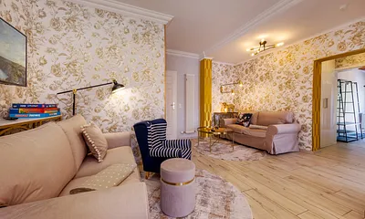 Das große Wohnzimmer mit zwei kuschelsamtigen Sofas.