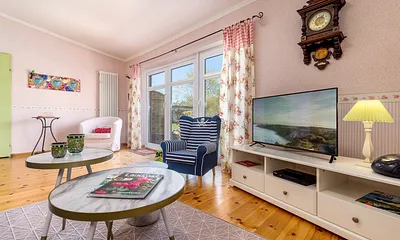 Das Wohnzimmer mit TV, DVD-Player, CD-Radio und kleiner Bibiliothekt.