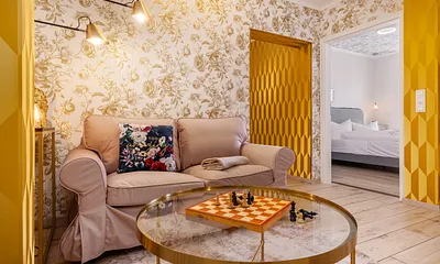 Blick zum Elternschlafzimmer, das natürlich auch eine Tür hat :) ...
