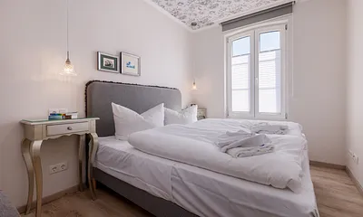 Das schicke Elternschlafzimmer. Mit einem Innenrollo kann verdunkelt werden.