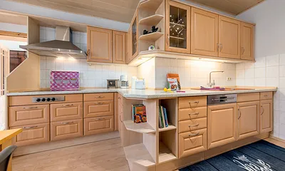 ... Geschirrspüler, 5-Platten-Ceranfeld, Mikrowelle, Kühlgefrierkombination etc.