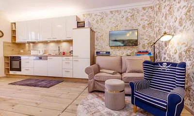 Das Wohnzimmer mit TV, DVD-Player, CD-Radio, Spielen und kleiner Bibliothek.