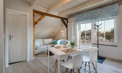 Links im Bild die Tür zum Bad.