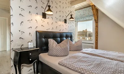 Das Elternbett im Wohnschlafraum.