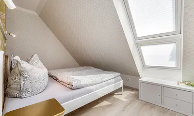 Die Elternbetten im Wohnschlafraum.