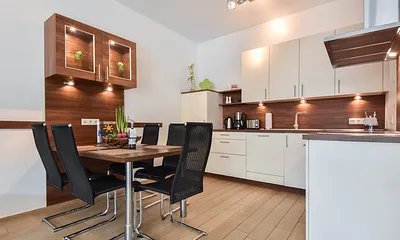 Küchenzeile mit Esstisch