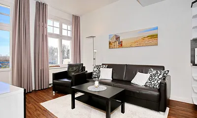 Wohnbereich mit Zugang zum Balkon