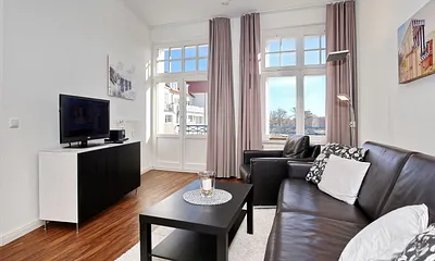 Wohnbereich mit Zugang zum Balkon