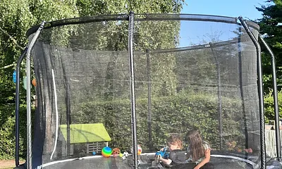 Spielplatz mit Trampolin 