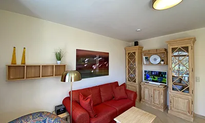 Wohnzimmer mit gemütlicher Couch und Sessel