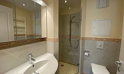 Badezimmer mit Dusche