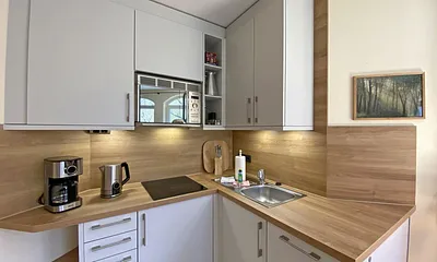 moderne Küchenzeile mit Kaffeemaschine, Wasserkocher und Toaster