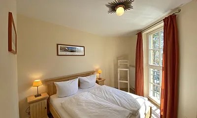 Schlafzimmer mit Doppelbett