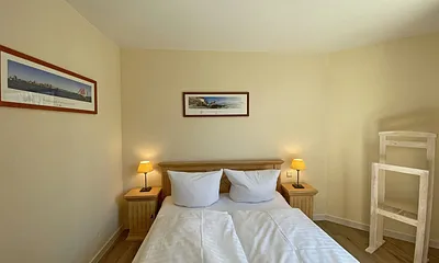 Schlafzimmer mit Doppelbett und Herrendiener