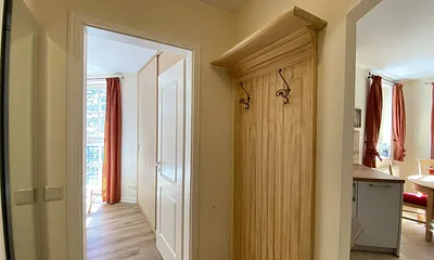 kleiner Flur mit Garderobe