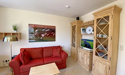 Wohnzimmer mit Couch und TV