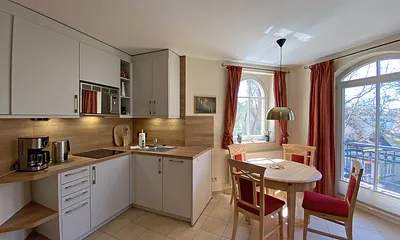 moderne Küchenzeile mit Esstisch