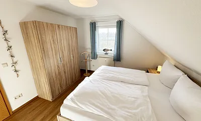 1. Schlafzimmer mit Kleiderschrank