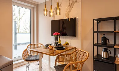 Der Austritt zur möblierten Dachterrasse befindet sich im Wohnzimmer.