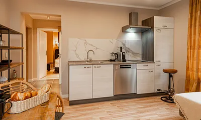 Die Küchenzeile hat u.a. einen Geschirrspüler und einen Minibackofen mit zusätzlicher Airfryerfunktion.