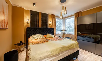 Das Schlafzimmer mit hochwertigem Boxspringbett und großem Kleiderschrank.