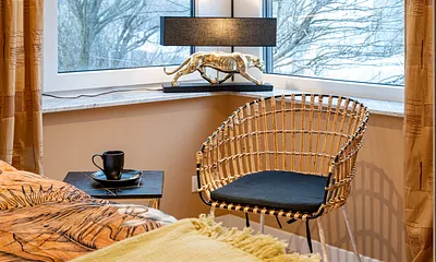 Alle Fenster in der Wohnung können  mit elektrischen Außenrollos verdunkelt werden.