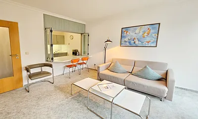 Wohnzimmer mit offener Küchendurchreiche