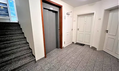 Treppenhaus mit Fahrstuhl