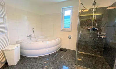 Badezimmer mit Whirlpool