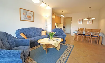 Wohnzimmer mit Esstisch und Küchenzeile