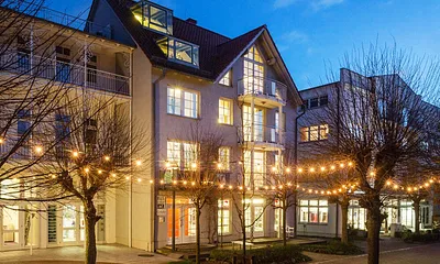 Haus Karoline mit Festbeleuchtung.