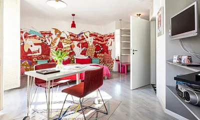 Die Binzer Keramikerin Kathrin Grünke gestaltete diese farbenfrohe Ferienwohnung.