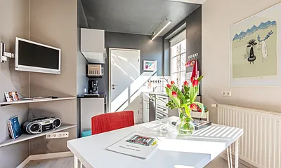 Der Eßplatz mit Blick zur Küchenzeile.