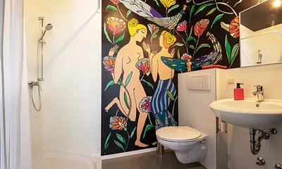 Das Sommernachtsbad mit Dusche, WC und Fön.